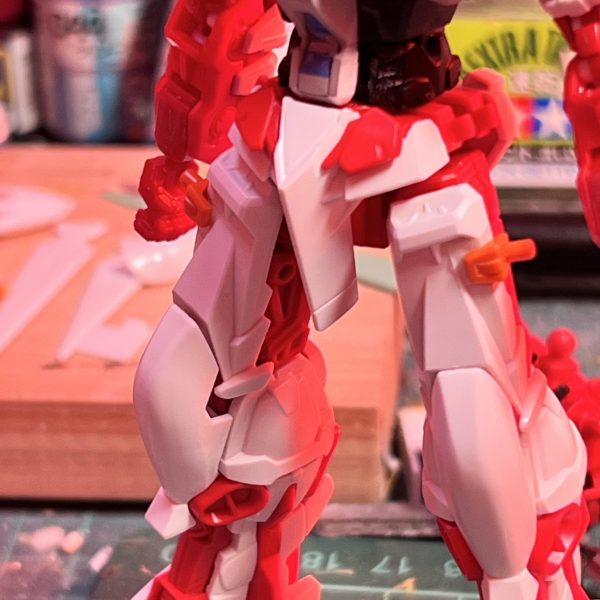 制作中のセカンドLの進捗状況です！画像一枚目　肩から下にRGレッドフレームの腕パーツを移植しました画像二枚目　脚は太腿アーマーだけRGから移植です。コクピット下部分を延長しました画像三枚目　アーマーシュナイダーの鞘の形状を変えてスリムにしました画像四枚目　肩アーマーを延長しましたボチボチなペースですが、なんとか今年中の完成を目指しています😅ご覧いただきありがとうございました🙇‍♂️ （3枚目）