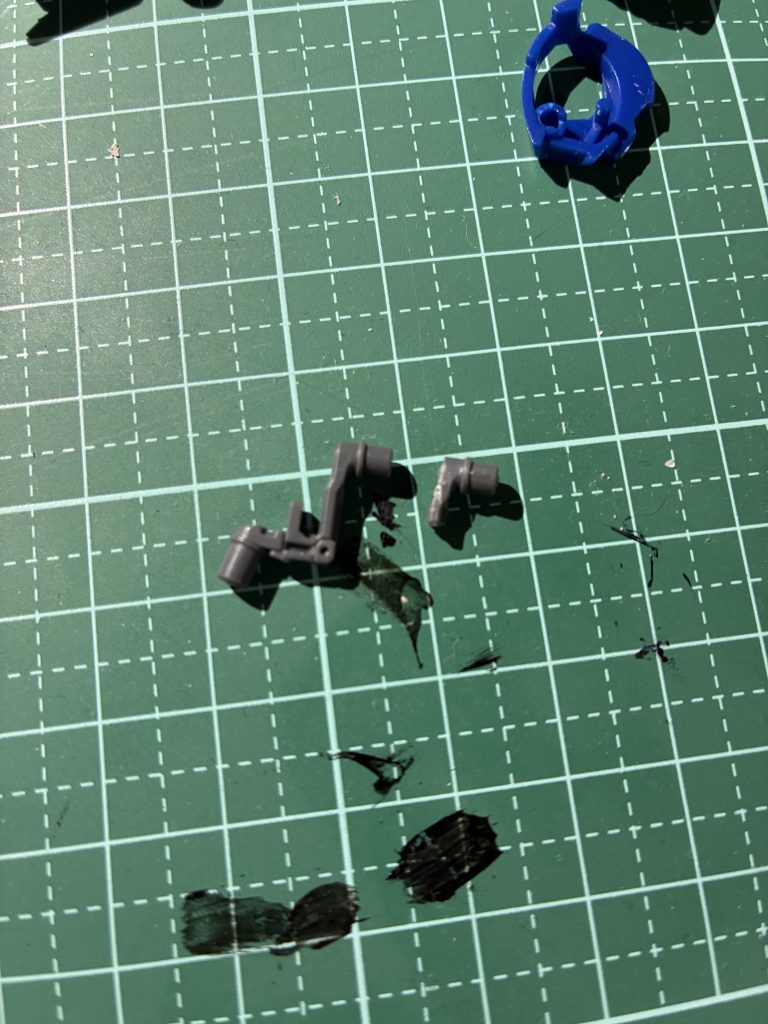 作品名：修理中<p>この折れ方はマズイ、ちょっとヴェズバーを前にスライドさせたかっただけなのに…</p>
