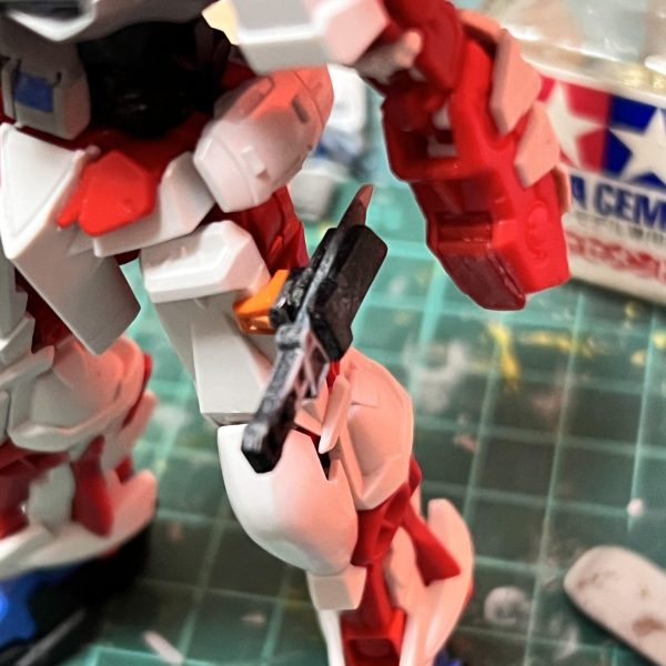 制作中のセカンドLの進捗状況です！画像一枚目　肩から下にRGレッドフレームの腕パーツを移植しました画像二枚目　脚は太腿アーマーだけRGから移植です。コクピット下部分を延長しました画像三枚目　アーマーシュナイダーの鞘の形状を変えてスリムにしました画像四枚目　肩アーマーを延長しましたボチボチなペースですが、なんとか今年中の完成を目指しています😅ご覧いただきありがとうございました🙇‍♂️ （4枚目）