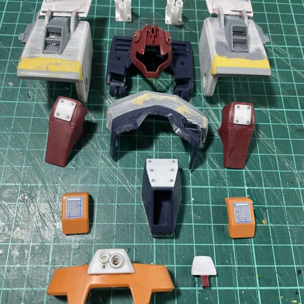 イメージはWWⅡ時代の戦車。現地改修風の装甲追加や高速ホバー移動であれば空力も必要であろう、エアインテークも必要であろうと肩は自作&ジャンクパーツで固めました。ボディ後部のアンテナはスモークディスチャージャーに置き換え。無くしたアンテナは別な方法で復活させてますが、それはまた次回にでも。足元を確認するためには下方用のカメラも必要であろうとスコタコ風にでっちあげ！（6枚目）