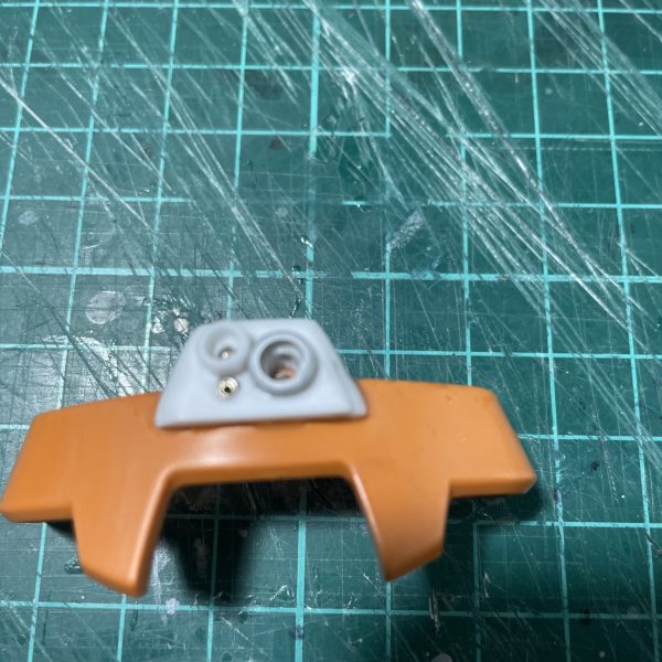 イメージはWWⅡ時代の戦車。現地改修風の装甲追加や高速ホバー移動であれば空力も必要であろう、エアインテークも必要であろうと肩は自作&ジャンクパーツで固めました。ボディ後部のアンテナはスモークディスチャージャーに置き換え。無くしたアンテナは別な方法で復活させてますが、それはまた次回にでも。足元を確認するためには下方用のカメラも必要であろうとスコタコ風にでっちあげ！（5枚目）