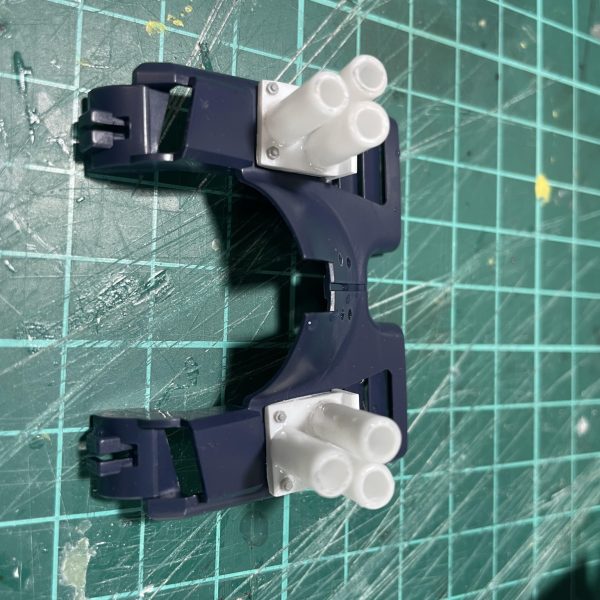 イメージはWWⅡ時代の戦車。現地改修風の装甲追加や高速ホバー移動であれば空力も必要であろう、エアインテークも必要であろうと肩は自作&ジャンクパーツで固めました。ボディ後部のアンテナはスモークディスチャージャーに置き換え。無くしたアンテナは別な方法で復活させてますが、それはまた次回にでも。足元を確認するためには下方用のカメラも必要であろうとスコタコ風にでっちあげ！（4枚目）