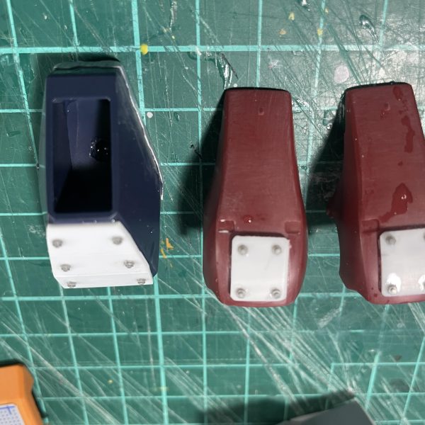 イメージはWWⅡ時代の戦車。現地改修風の装甲追加や高速ホバー移動であれば空力も必要であろう、エアインテークも必要であろうと肩は自作&ジャンクパーツで固めました。ボディ後部のアンテナはスモークディスチャージャーに置き換え。無くしたアンテナは別な方法で復活させてますが、それはまた次回にでも。足元を確認するためには下方用のカメラも必要であろうとスコタコ風にでっちあげ！（2枚目）