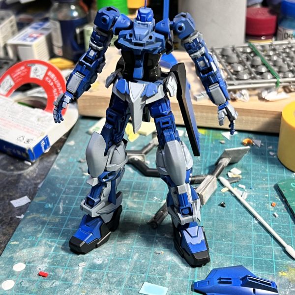 制作中のHGセカンドLの進捗状況です！昨晩から塗装に入り今夜で終わらせる予定でしたが、雨が降ってきたので今日は中止しました。写真三枚目　顔は出来の良いHG素アストレイから流用したので狙い通りイケメンに出来ました😏日曜か土曜に完成品の投稿します！（2枚目）