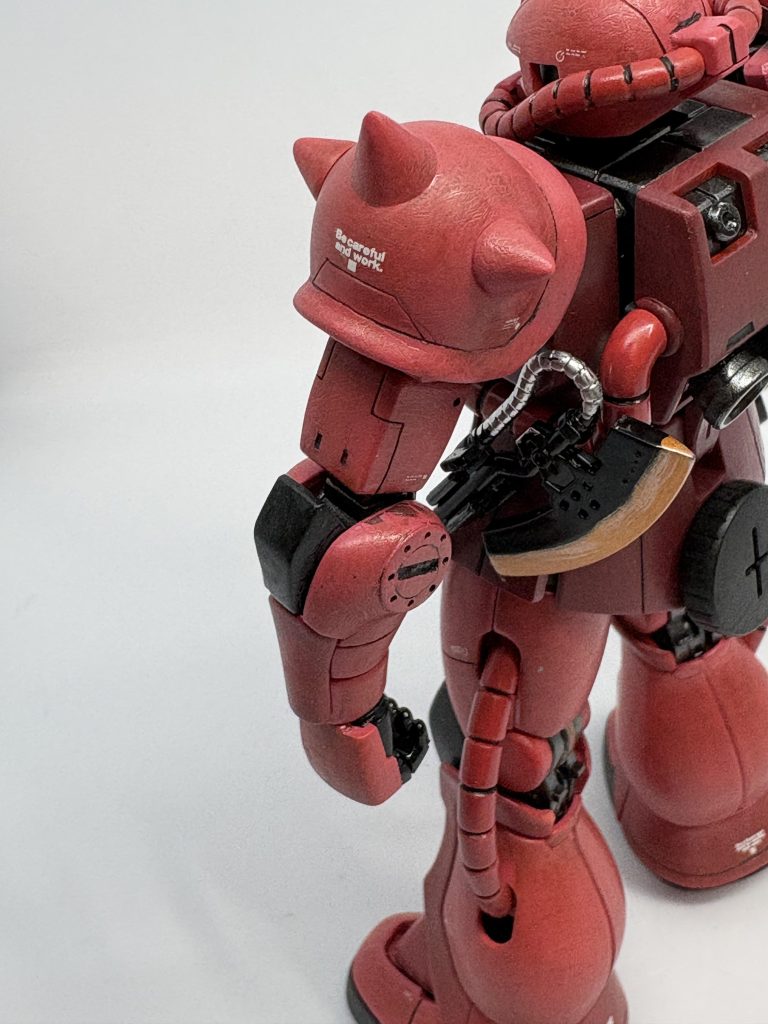 肩や上腕もちょっと。肘周りに丸いプラ板貼ってディテール追加。