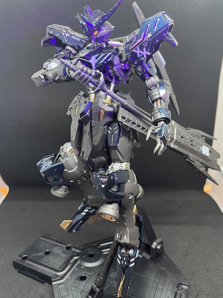 目は赤の蛍光塗料で塗装しています。