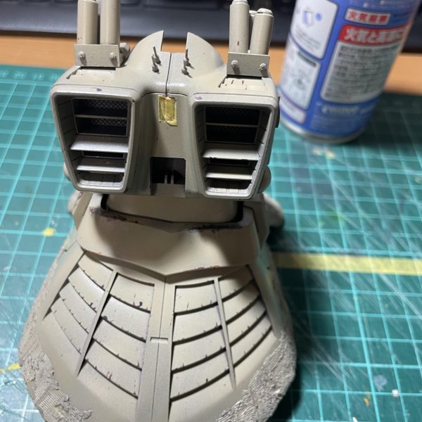 イメージとしてはWWⅡの戦車です。ツィメリットコーティング、スモークディスチャージャーは欲しいと。肩アーマーについては幅長さともに大型化。砂漠迷彩予定なので、下地をオキサイドレッドにして、水性塗料でチッピング塗装に初挑戦です。パンツァーファウストをどこに装備させようか迷い中です。（3枚目）