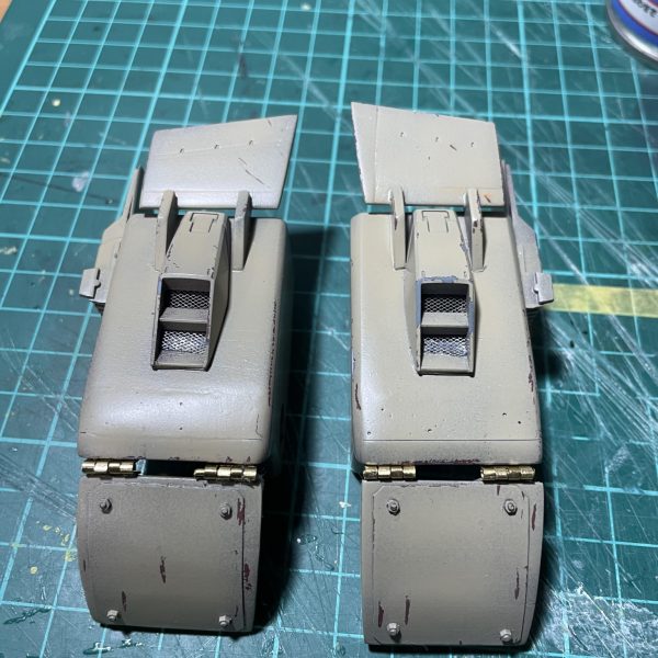 イメージとしてはWWⅡの戦車です。ツィメリットコーティング、スモークディスチャージャーは欲しいと。肩アーマーについては幅長さともに大型化。砂漠迷彩予定なので、下地をオキサイドレッドにして、水性塗料でチッピング塗装に初挑戦です。パンツァーファウストをどこに装備させようか迷い中です。（6枚目）