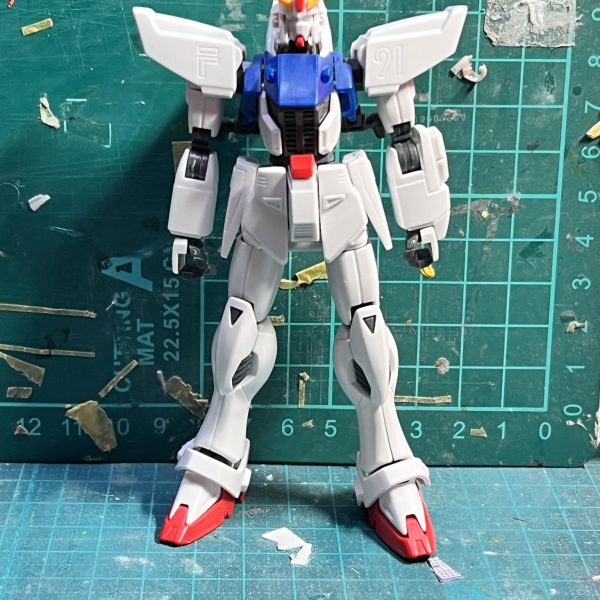 HGのF91を制作中です！元のキットが顔はインパルスだし、体はプラ板で作ったみたいにカクカクしてるので中々手が掛かります😅来年一月中に完成させたいです。（2枚目）
