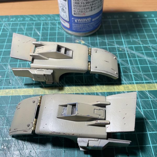 イメージとしてはWWⅡの戦車です。ツィメリットコーティング、スモークディスチャージャーは欲しいと。肩アーマーについては幅長さともに大型化。砂漠迷彩予定なので、下地をオキサイドレッドにして、水性塗料でチッピング塗装に初挑戦です。パンツァーファウストをどこに装備させようか迷い中です。（7枚目）