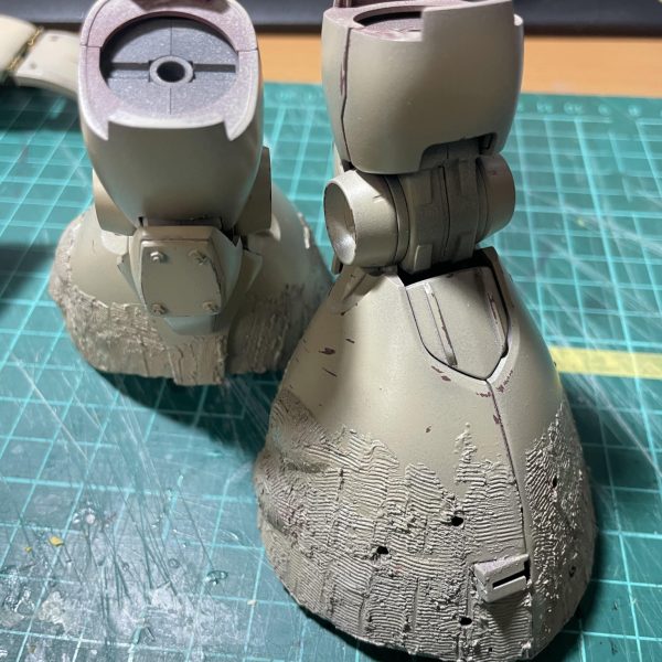 イメージとしてはWWⅡの戦車です。ツィメリットコーティング、スモークディスチャージャーは欲しいと。肩アーマーについては幅長さともに大型化。砂漠迷彩予定なので、下地をオキサイドレッドにして、水性塗料でチッピング塗装に初挑戦です。パンツァーファウストをどこに装備させようか迷い中です。（5枚目）