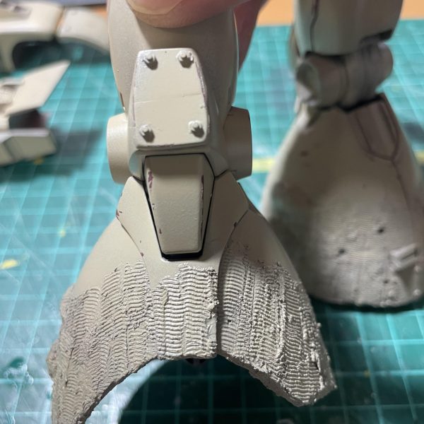 イメージとしてはWWⅡの戦車です。ツィメリットコーティング、スモークディスチャージャーは欲しいと。肩アーマーについては幅長さともに大型化。砂漠迷彩予定なので、下地をオキサイドレッドにして、水性塗料でチッピング塗装に初挑戦です。パンツァーファウストをどこに装備させようか迷い中です。（4枚目）