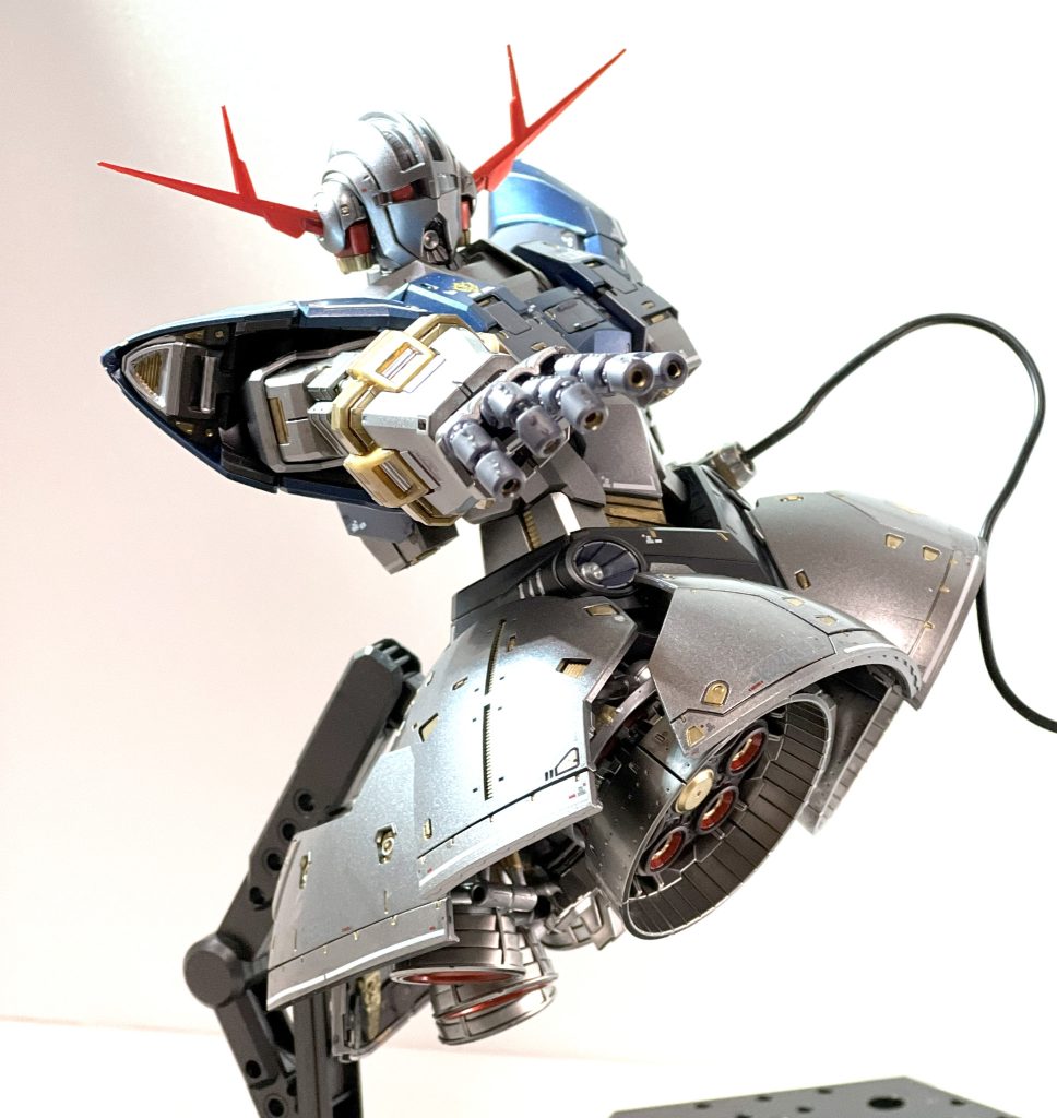 スペシャルコーティングは、まさにジオングのイメージ通りの質感で、組んでいて本当に満足度の高いキットでした。モノアイは、裏側をガンダムマーカーEX「月光蝶」で塗り、表側を蛍光ピンクで塗ると、とてもいい感じになりました。