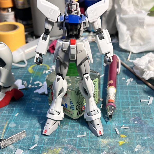HGのF91を制作中です！元のキットが顔はインパルスだし、体はプラ板で作ったみたいにカクカクしてるので中々手が掛かります😅来年一月中に完成させたいです。（3枚目）