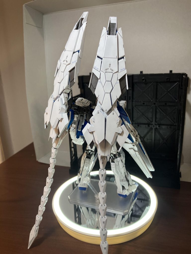 バックデカールは従来のものが赤色で、少し違う気がしたので青のデカールに変えています