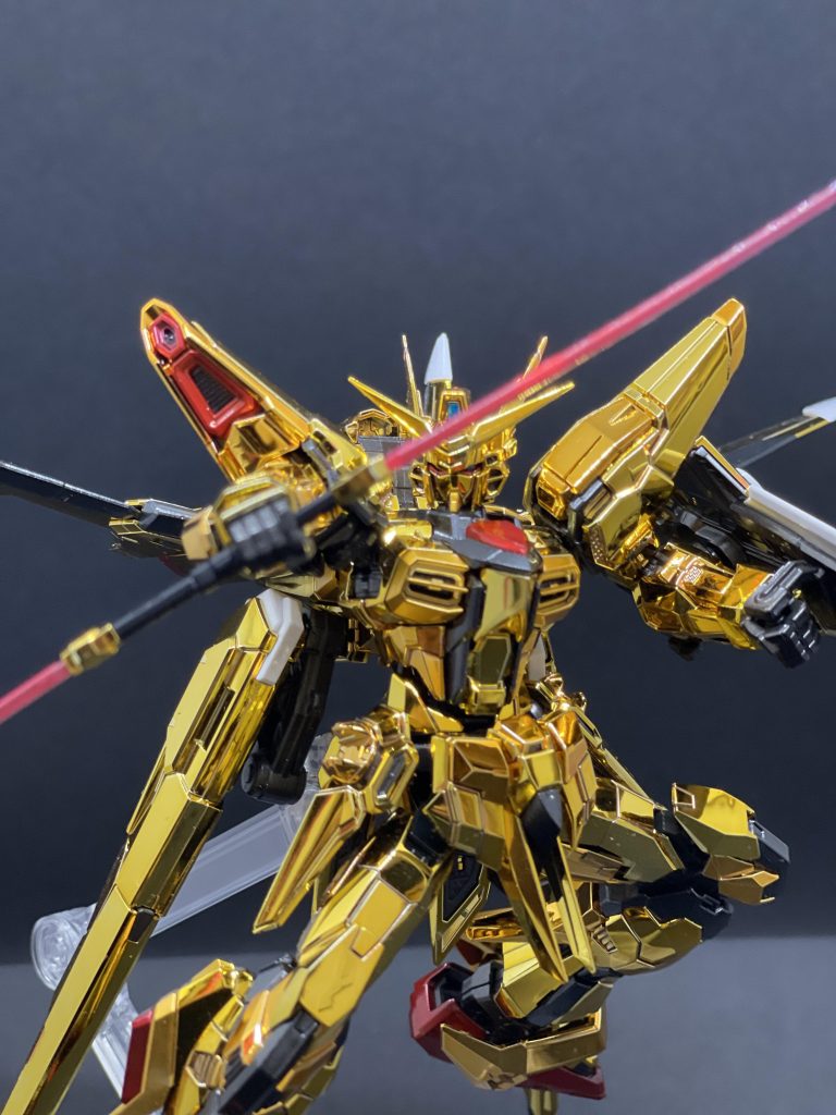 本当はメッキ部分も微妙に色合いがパーツによって違うのですが、写真では分かりにくいですね。