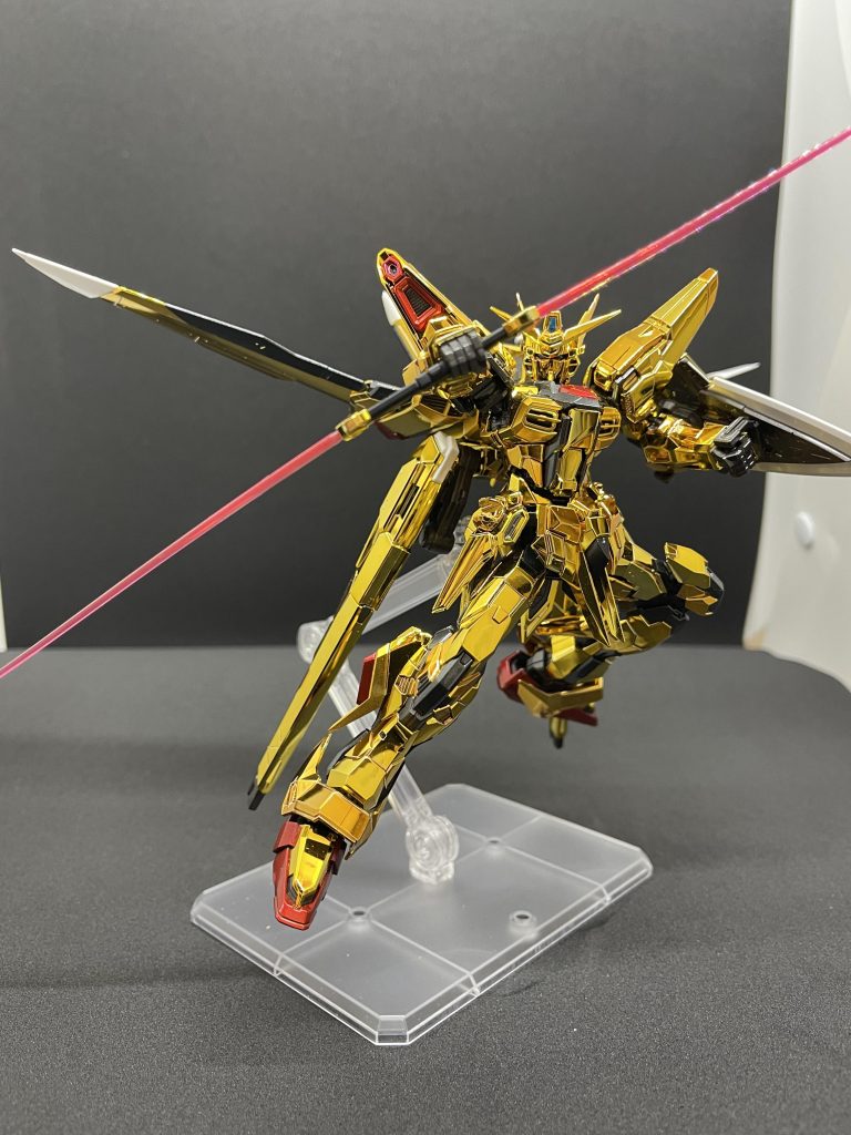 せっかくのメッキ使用なのでメッキ部分はそのままにして、赤や黒の部分をキャンディ塗装しました。