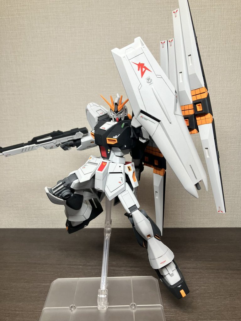 武器類はHGから拝借。本体はベースEGで胸部、バックパック、肩、左腕サーベルラック、つま先がHGだったと思います。EGの出来の良さに感動した記憶…。デカールはRG用のものを使用してます。