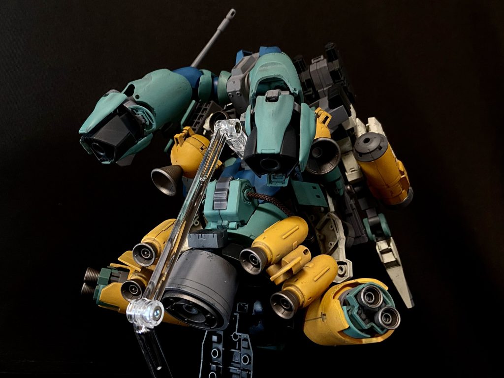 後ろはこんな感じ。バーニアがものすごい数です。今作の制作にあたり、HGUCハイゴッグには大変お世話になりました。