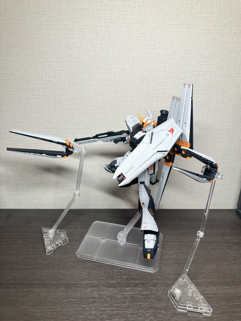 α-アジールを相手してた時のイメージでポージング。RGなどと違ってファンネルのスラスター？部分が穴になってないので浮かせたディスプレイが難しいです🥺