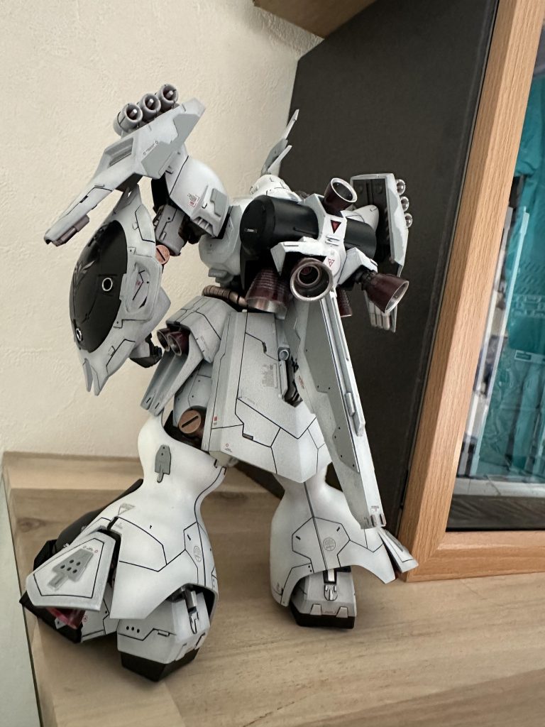 個人的には好きなバックショット❤️下半身はゴツいのが好きなので腰回りをプラ板で作り直してます。バックパックもバーニア増設に尾翼的なものを作ってみました笑