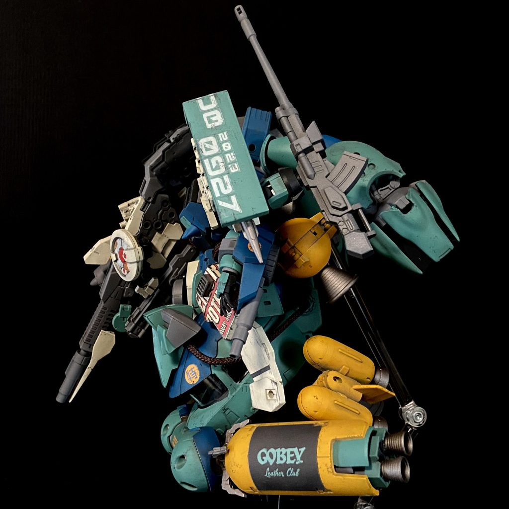 サイド。肩の数字は2023.09.27。オープン日です。また、お店のレザークラフト部門のステッカーをプロペラントタンクに貼り付け。