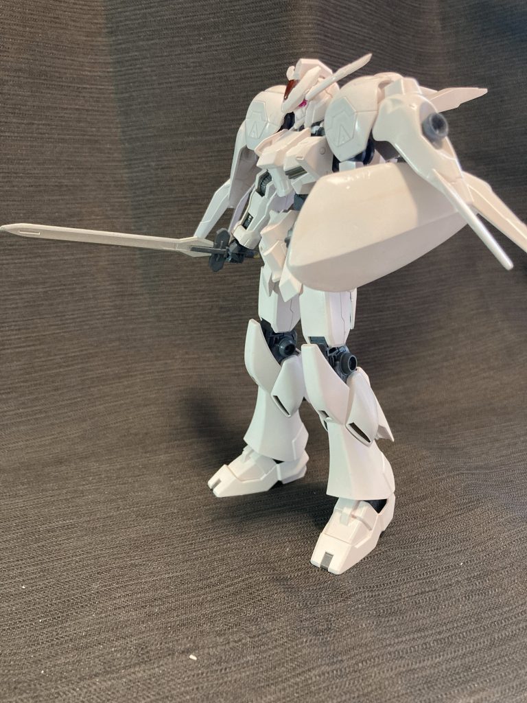 下半身は鉄血系をMH風に仕立てようと思うと脛当たりのシルエットが今一つで。今回はEGのνガンダムの下半身が余ってたので使いました。股関節の構造が全く違うので、受け部分からごっそり移植しました。