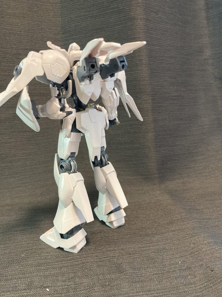 背面。中央の伸びてる部分は、本来はブラッドテンプルの頭部が伸びてる部分だと思いますが、あまり細かい資料持ってないので適当に。リアのスカートアーマーはキリマスのものに変更しています。