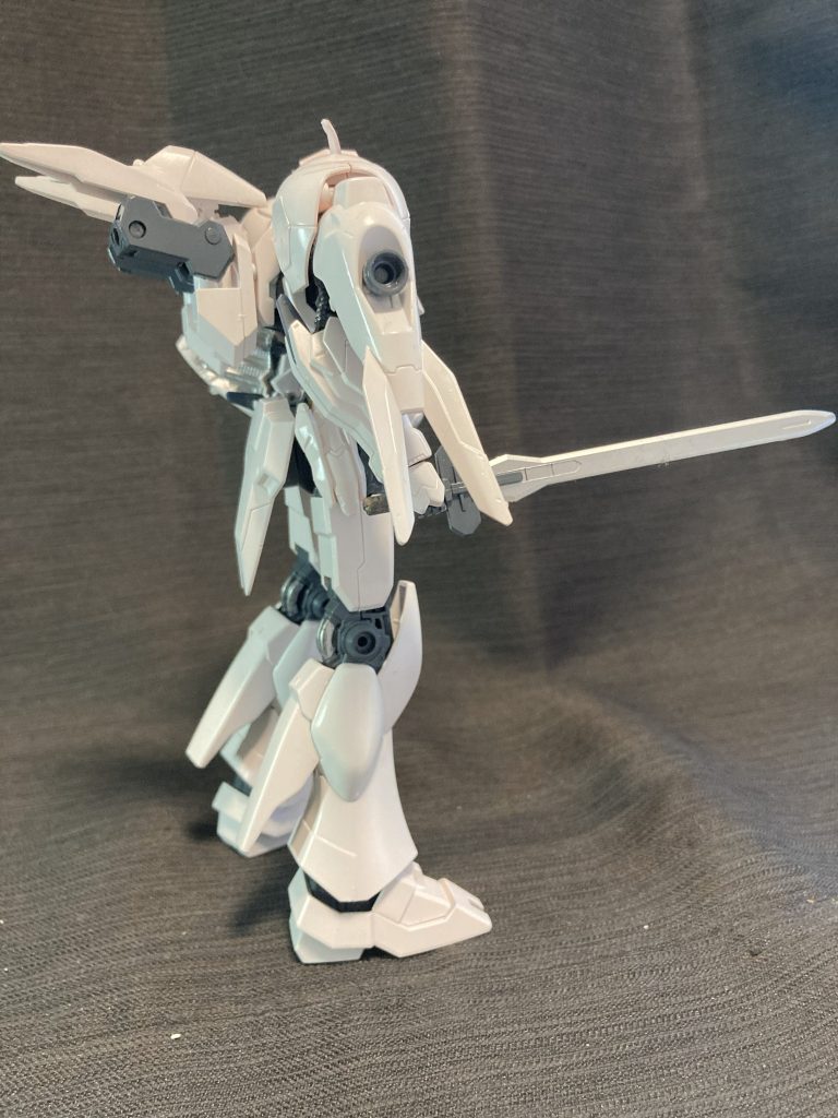 右側ミキシングしたキット同士もベースは白ですが、色味が違うのでサフ吹いて、パールと合わせた2度塗りした上に通常の白を塗って光沢クリア仕上げ。バエルソードはスーパージェラルミンでシルバーに変えました。