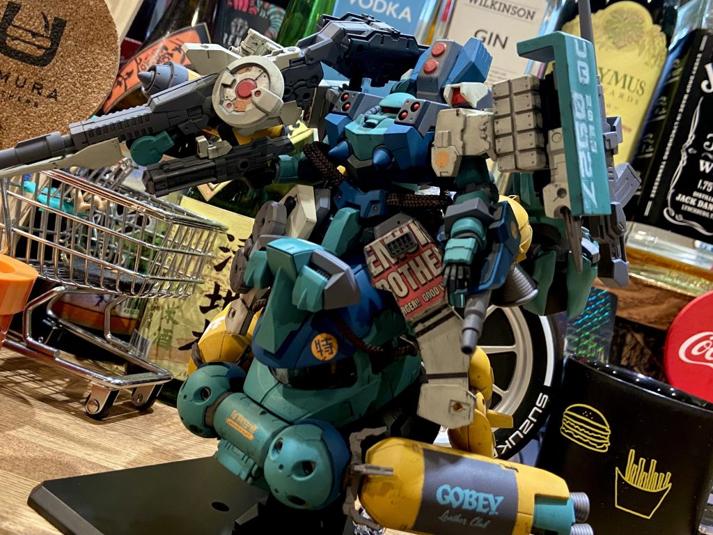 速攻でお店に馴染むザク。かねてからお世話になっているお店に、こうして趣味で恩返しさせて頂きました。快く受け取ってくれた店長に感謝致します。実は昨年、ガンダムを寄贈した際、これきっかけでお客さんが話しかけてくれたり、交流が生まれたと聞きまして、今年はよりインパクトを強く!と制作した次第です。埼玉県の杉戸町、もしお近くにお住まい、あるいはお越しの際には、グルメバーガーで舌鼓を打っては如何でしょうか。以上、ご覧いただきありがとうございました。