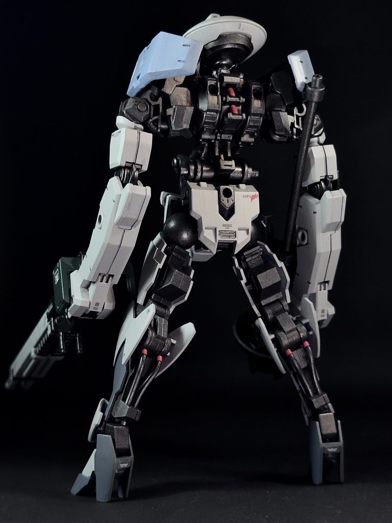 バックショット腕部は同じく試作品の長腕ユニット、脚部はヴァルキュリアフレームのレプリカである。バックパックを装備されていないが、ガンダムフレーム由来のエイハブスラスターの恩恵でそれなりの推力は保証されている。