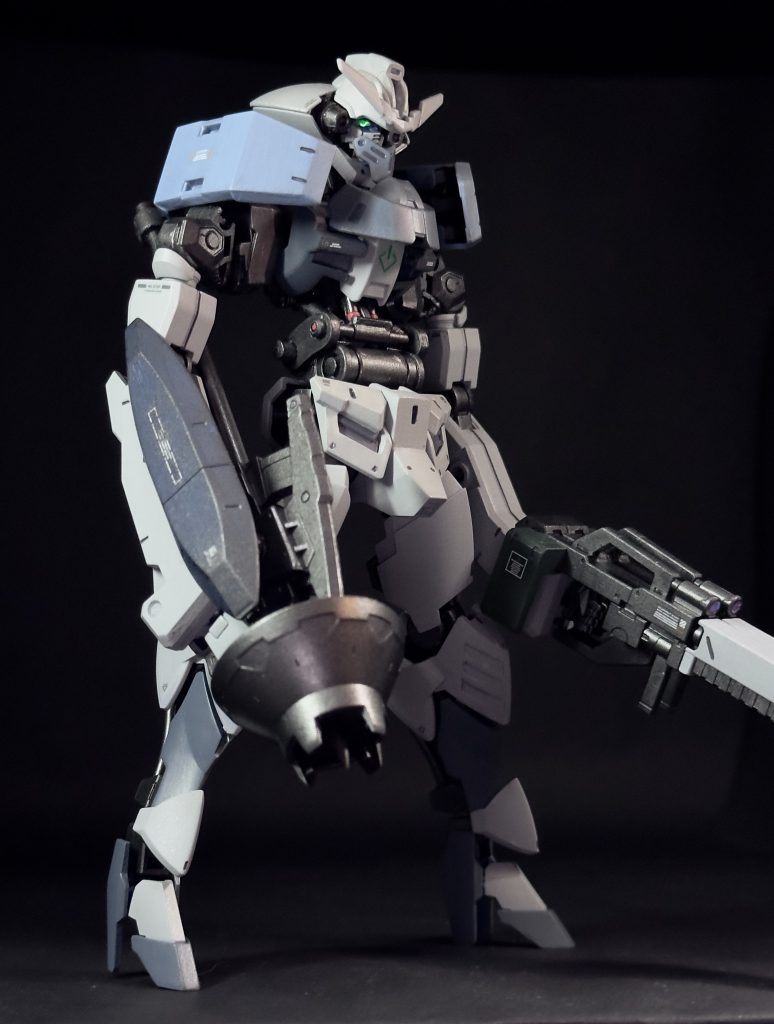 右側有り合わせで用意できなかった装甲はバルバトスのデータベースに残されていた厄災戦当時の形状を模して新造された。