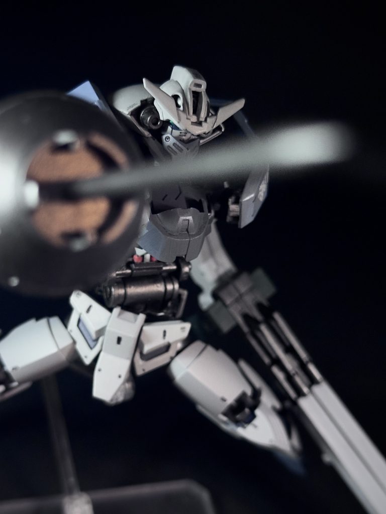 主武装は射撃精度に問題がある試作二連120ミリロングレンジライフルと、実戦データ収集のため急襲した宇宙海賊のMSから鹵獲したパイルバンカー。尚、テストパイロットはライフルを鈍器やゼロ距離射撃といった用途で使った。