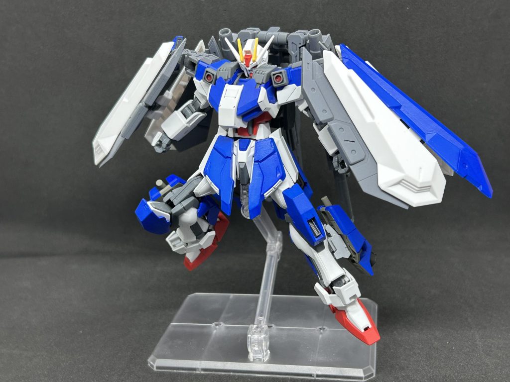 追加装甲を装備後両肩にシールドバインダー背面には二門の遠距離射撃用ビームキャノン2種切り替え式ビームランチャーの各種追加武装を装備することでSVE サベージストライクとなる