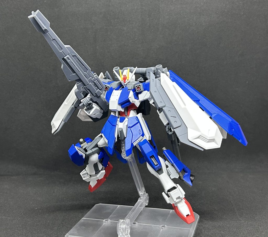 基本武装は背面にラックされている2種切り替え式ビームランチャー ビームライフルとレールガンを切り替えて使用可能レールガンは10発