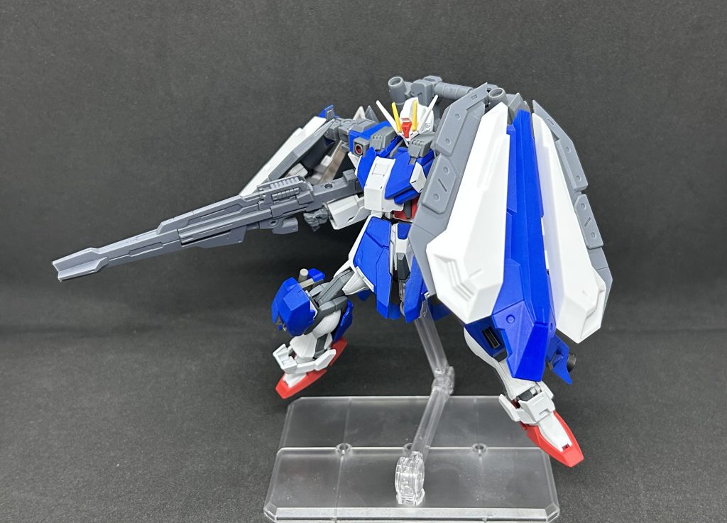 両肩のシールドバインダーは基本折りたたんでウィングのように使用するが盾として仕様する場合は展開し広範囲を守ることができる