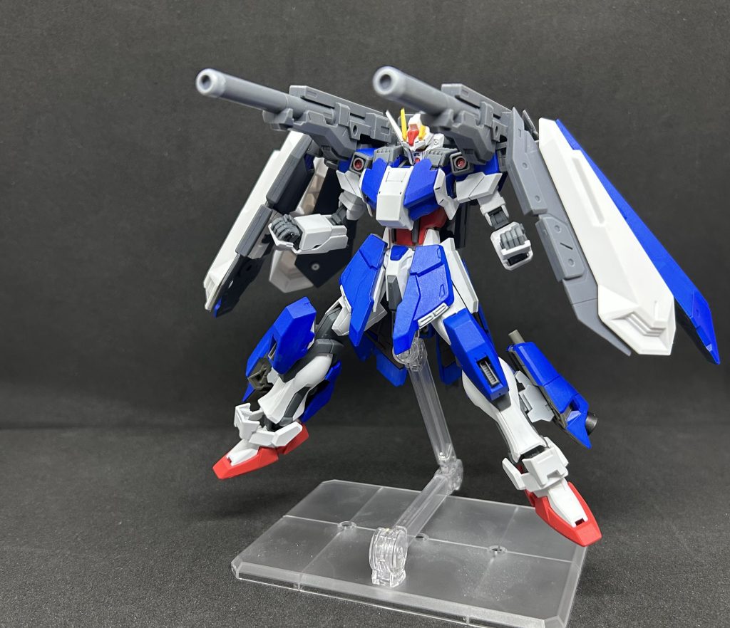 背面に装備されている遠距離射撃ビームキャノンを前方に展開両肩のセンサーとドッキングすることによりより精密で長距離な狙撃が可能