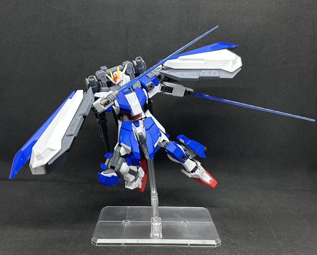 両足に装備されているビームサーベルはシールドバインダーの可動域を広げたことにより各種装備が干渉せずに格闘戦を行える基本接近戦は想定されていないが推進力のゴリ押しで辻斬りも可能なんかすごく硬くて早いやつが突っ込んでくる