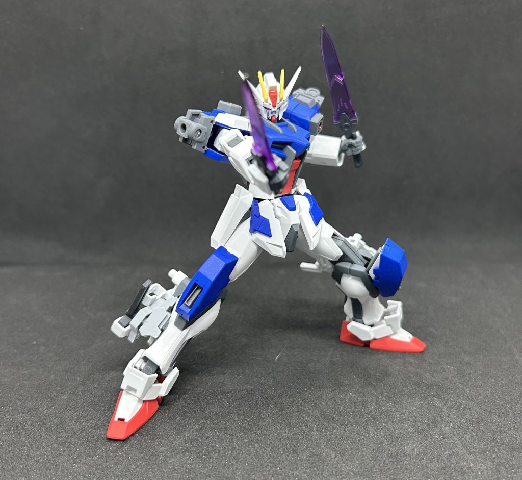 ストライク/As この機体は地球上にて潜入及び潜伏任務用としてチューンされたストライク両肩に高精度センサー高出力   本体バッテリーに依存しないビームダガー銃としても剣としても扱えるショートマグナムを装備 ミッションに応じてストライカーパックを装備することも可能両肩のセンサーは後半に投稿するSVE装備の時が本来の使用用途となる 両肩  膝アーマーを付け替えるだけで限りなくオリジナルのストライクガンダムに戻る仕様になっている