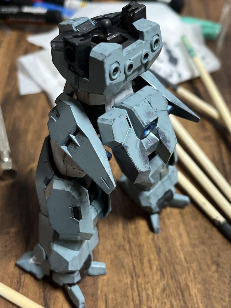 バーニア付近はススのような汚れをつけています。設定はガバガバです。