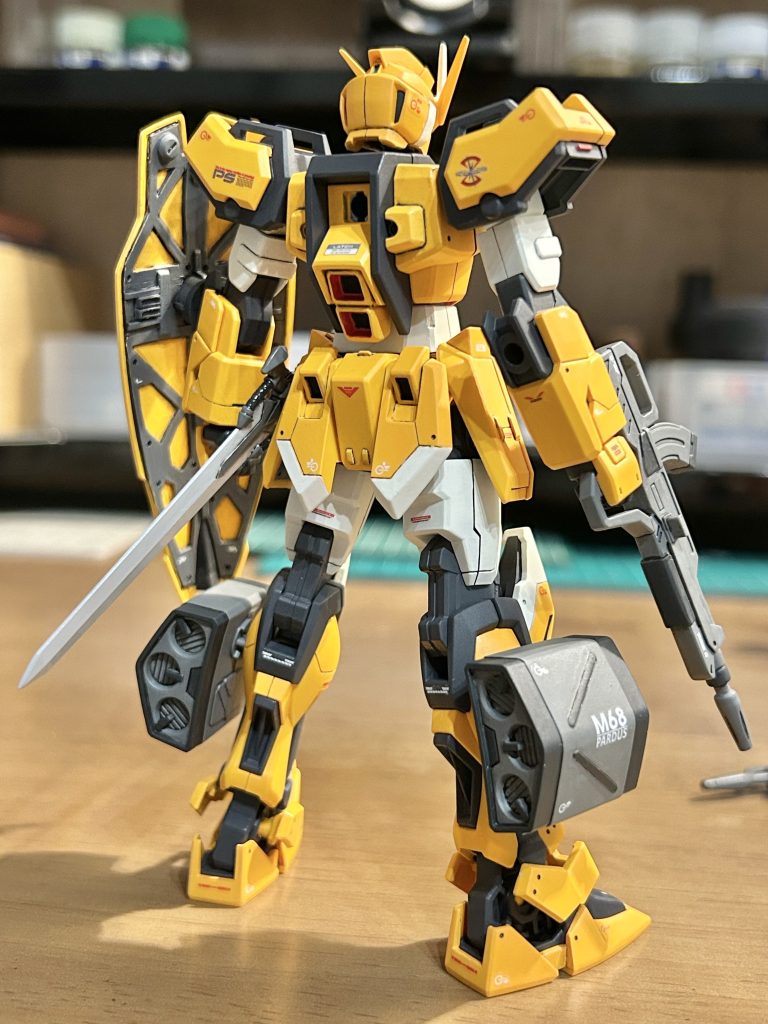 シールド裏はMGを参考にプラ板でディテール追加。全て筆塗り塗装。