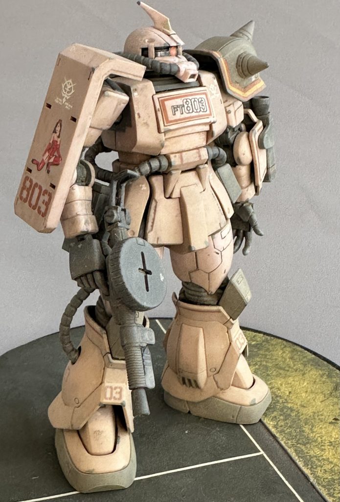 成形色は綺麗なサクラ色のでしたが、元ネタのランドローバーS1よろしくサンド系のウェザリングで「煤けさせ」てやりました。