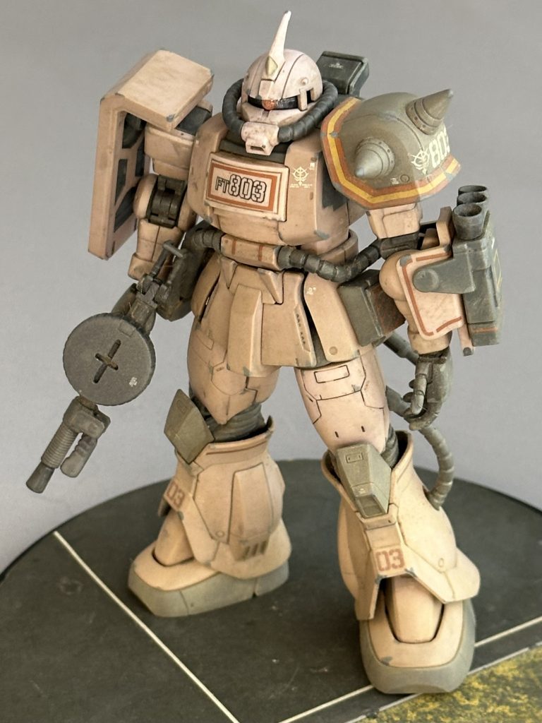 キット付属のデカールがたっぷりあるので張り込んでおきました。左肩スパイクアーマーのラインデカールですか、細かく分割してみたけどやっぱり難しい〜