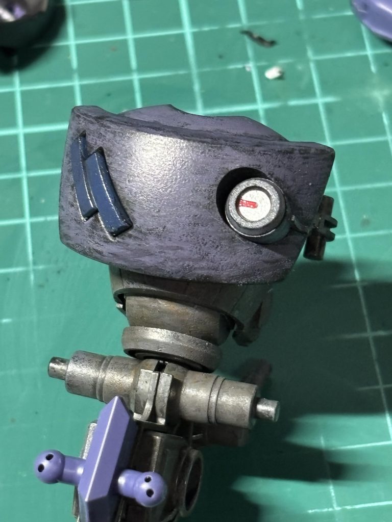 胸アーマーは最初の黒塗装からドライブラシで表面荒らしたおかげでぼこぼこしてます。