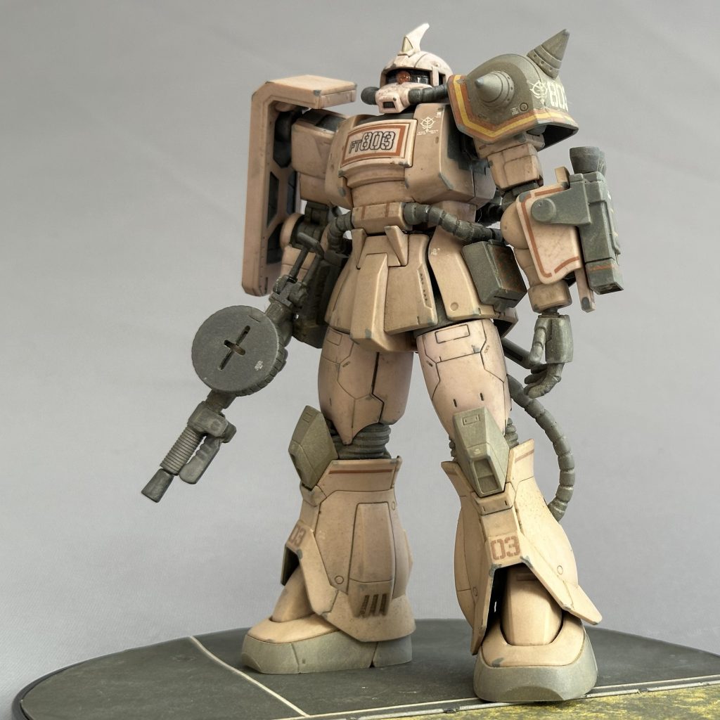 せっかくの綺麗な成形色を生かし、透け防止の装甲裏グレー塗装とその他部分塗装を行い、仕上げにキツめにサンド系ウェザリングを施しました。クレオスのMr.ウェザリングカラーのグレイッシュブラウンでフィルタリング後タミヤのウェザリングマスター（Aセット）をグランドレベルからたっぷりと叩き込みました