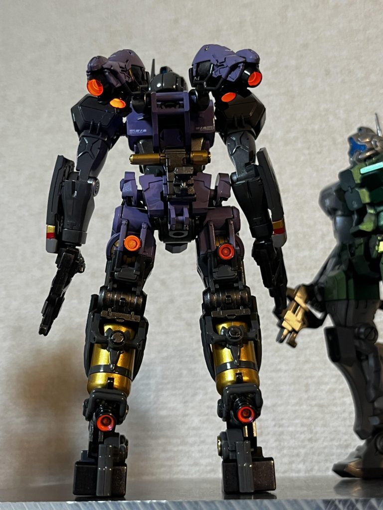 このキットは後ろ姿がとてもメカメカしくてかっこいいですね。バーニアもビカーン!