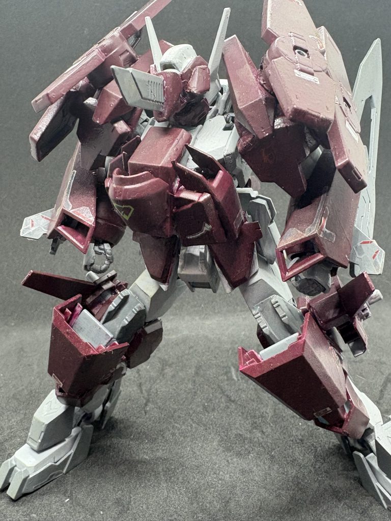 中破した部分をロディフレームで修理し、さらに貴重なガンダムフレームを失わないようにするためガンダムなのかすら分からないほど装甲が追加されている
