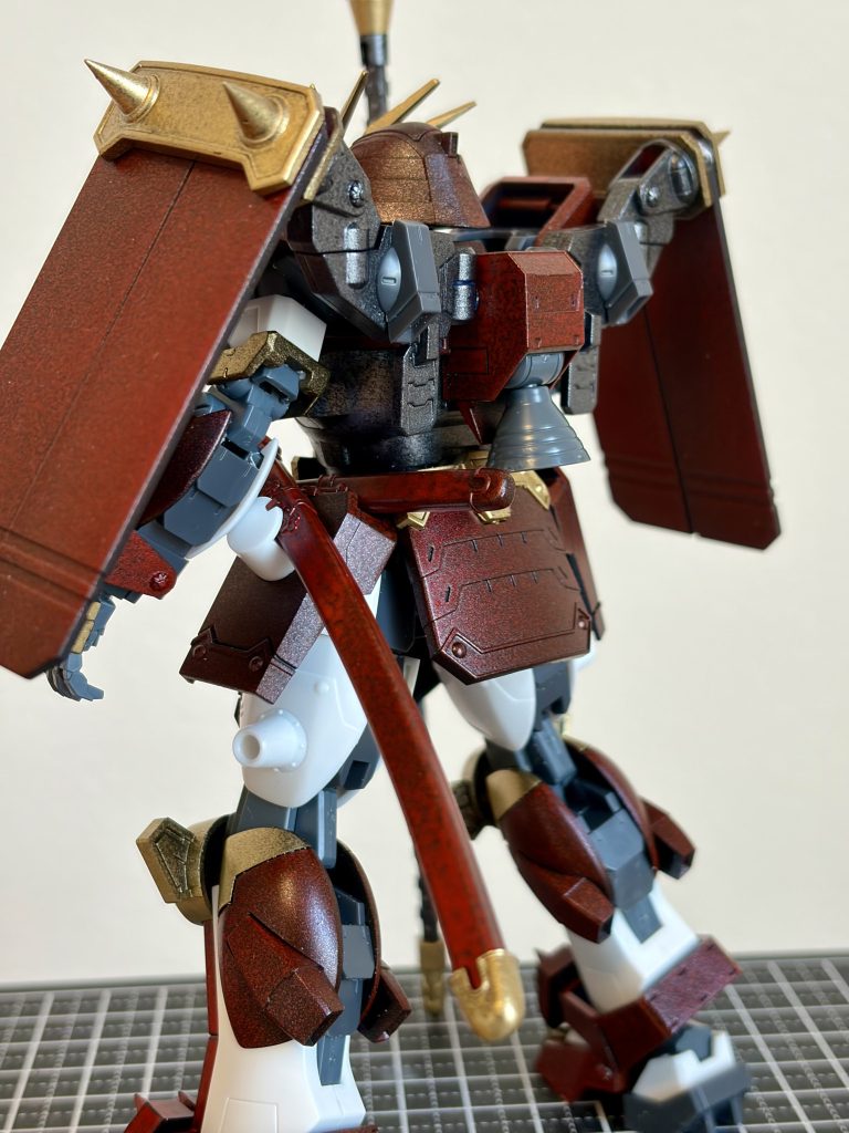 左右側面の盾は背中から一体化のユニットになってます。ダブルオーガンダム方式ですね。