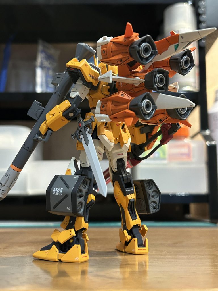 ガンバレルストライカー正史ではアニメOPでムウラフラガのメビウスゼロと戦闘した経験から連合襲撃時にこちらも奪取して装備してみた妄想です。色味も合って違和感なく装備できました。