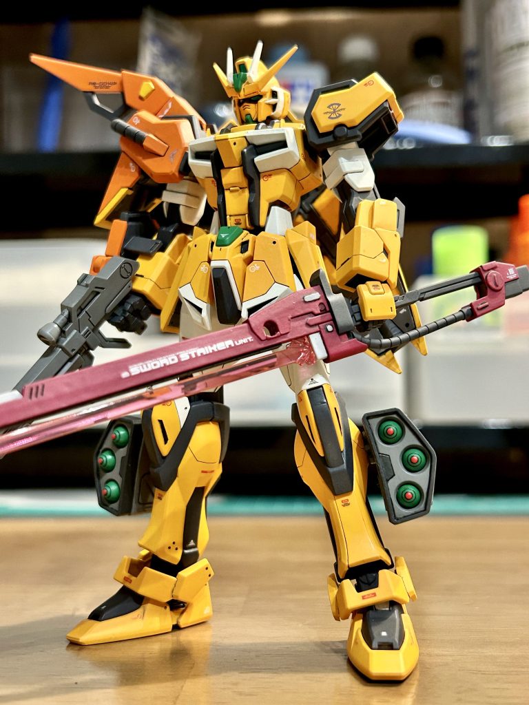 ソードストライカーパック正史では真っ二つに撃墜される因縁のソードストライカーパックを強奪してみました。カラーリングはオレンジ機体なのでソードカラミティ風にアレンジ。